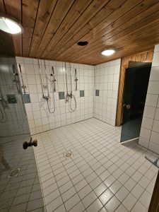 Isompi suihkutila